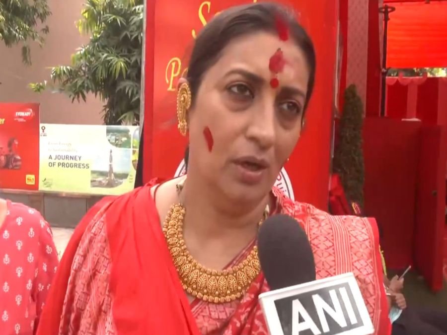 BJP leader Smriti Irani extends Dussehra greetings, joins others in 'Dhunuchi Naach' at Pandara Road Durga Puja pandal