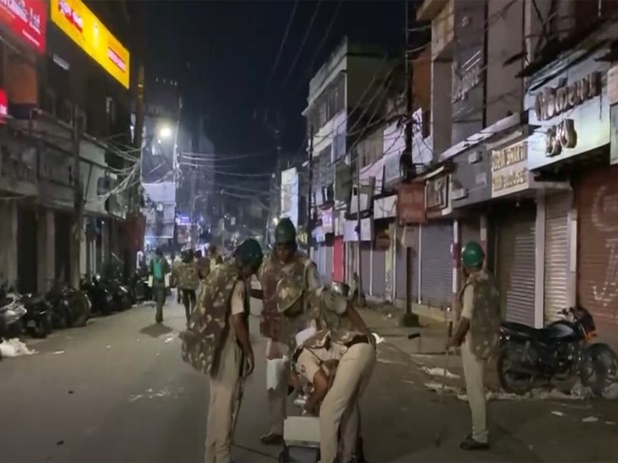 Tensions escalate as rioters torch 8-10 sites in Cuttack 7 Tensions escalate as rioters torch 8-10 sites in Cuttack