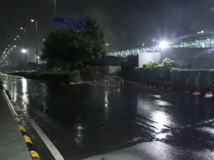 Delhi witnesses light to moderate rain with thunderstorms and gusty winds