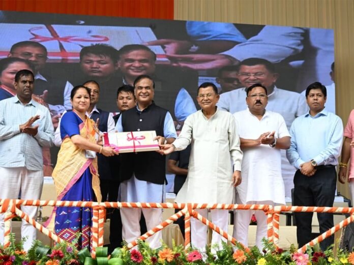 Assam CM Sarma distributes cheques under Mukhya Mantri Mahila Udyamita Abhiyan to 14,025 beneficiaries of Dibrugarh LAC