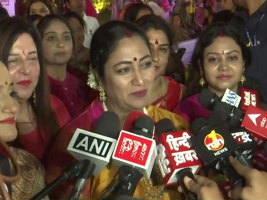 Singer Jaspinder Narula, several other women join Karwa Chauth celebrations at CM Rekha Gupta's residence