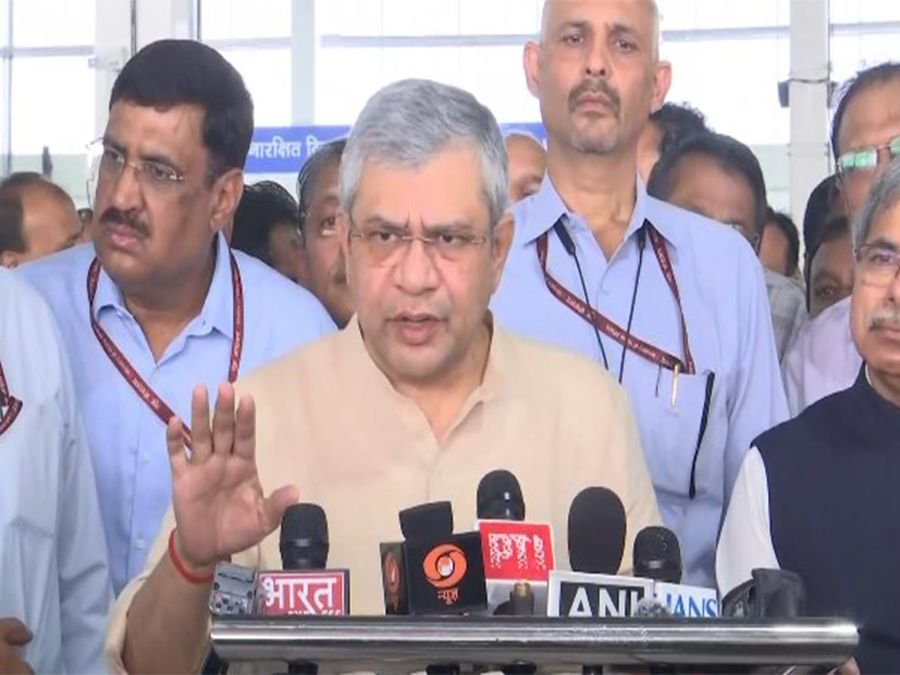 Ashwini Vaishnaw reviews new constructions at New Delhi Railway Station ahead of festival surge