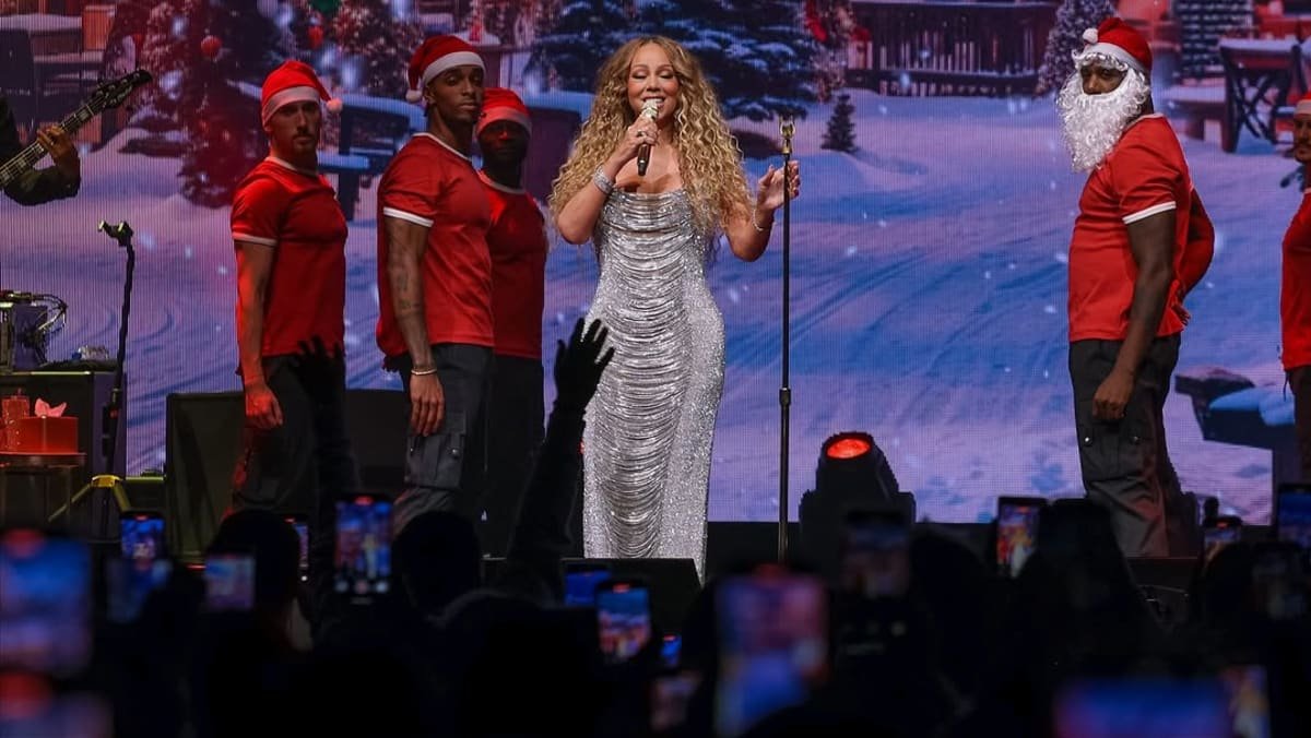 Mariah Carey surprises Manila crowd with first tour performance of All I Want For Christmas Is You