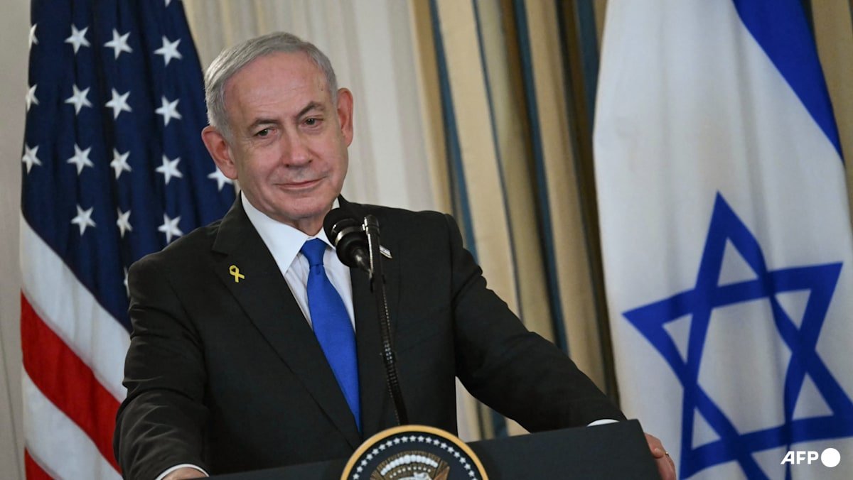 Netanyahu in court for graft trial appearance