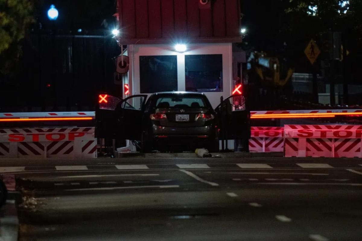 Man arrested after driving his car into security gate outside White House: authorities
