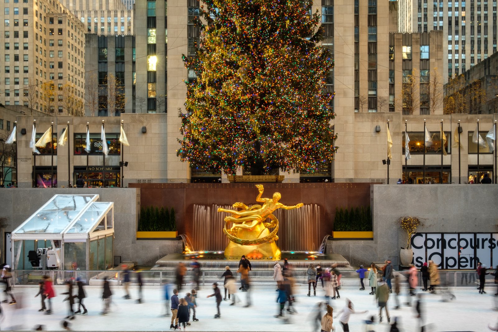 Rockefeller Center cheering crowd