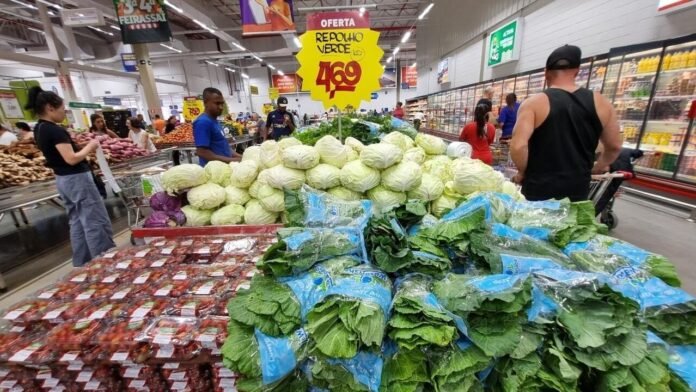 New poll shows Latinos are most worried about the economy and affordable prices (Video)