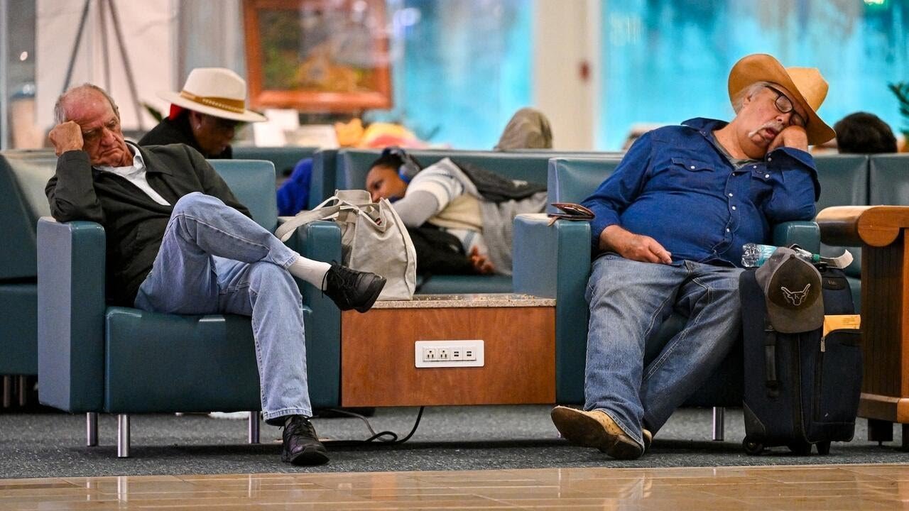 Thousands of flights could be cut as government shutdown becomes longest in history (Video)