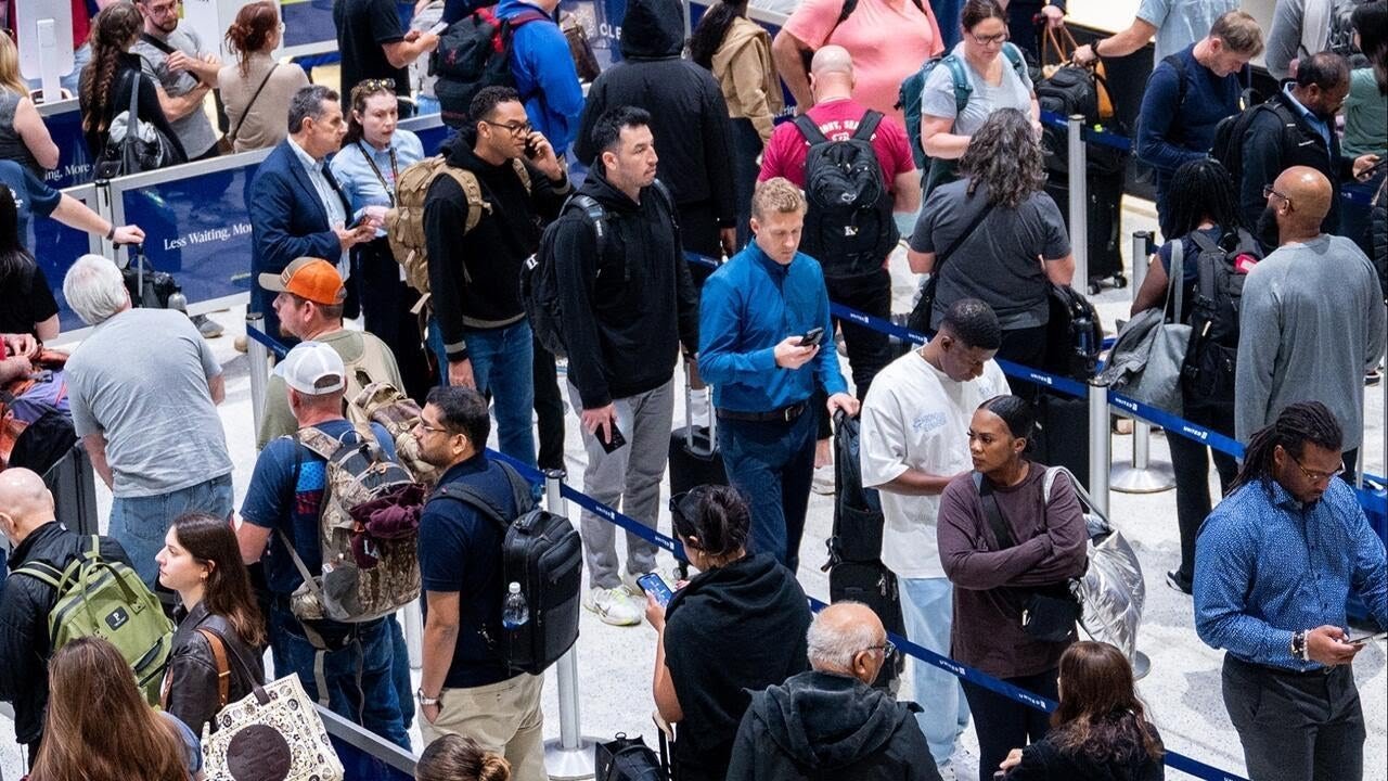 Airlines to gradually implement flight cuts due to shutdown (Video)