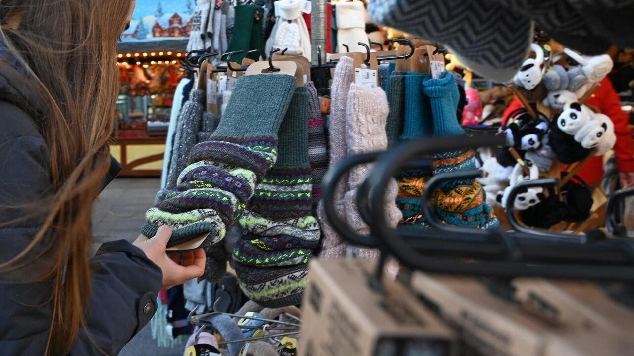 Americans expected to break holiday spending record, despite inflation, economic uncertainty: Report (Video) 1 Americans expected to break holiday spending record, despite inflation, economic uncertainty: Report (Video)