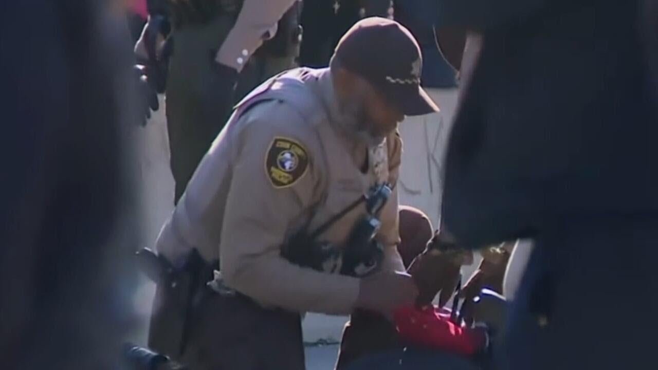 Protests and arrests erupt outside ICE facility in Broadview (Video) 7 Protests and arrests erupt outside ICE facility in Broadview (Video)
