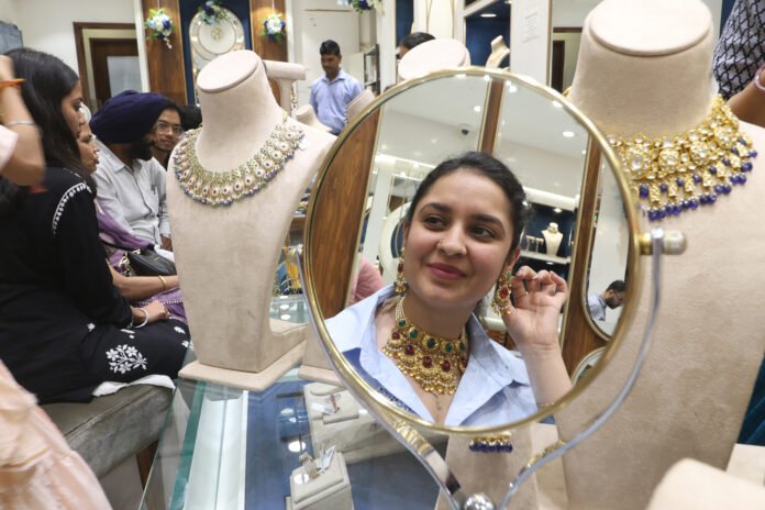 Gold, silver prices remain volatile this week amid dynamic global cues