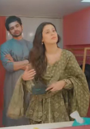 Exes Isha Malviya, Abhishek Kumar shoot a romantic video; fans ask them to get back together