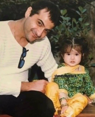 Proud dad Sanjay Kapoor says ‘keep smiling’ as he wishes Shanaya on her birthday