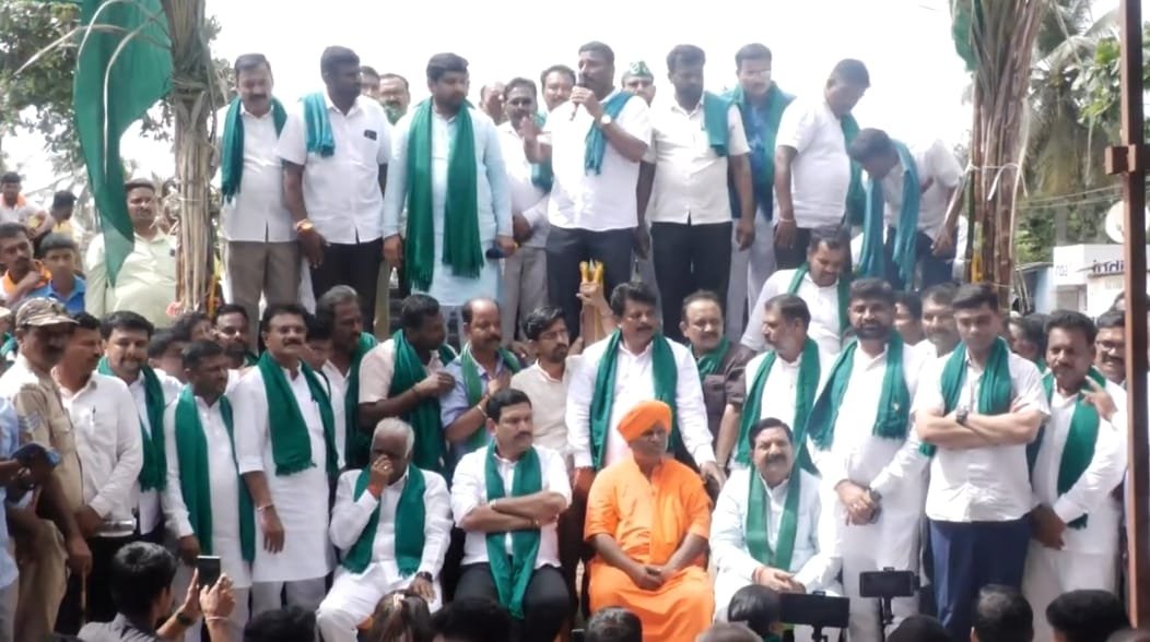 K'taka farmers intensify stir, demand Rs 3,500 for per quintal sugarcane