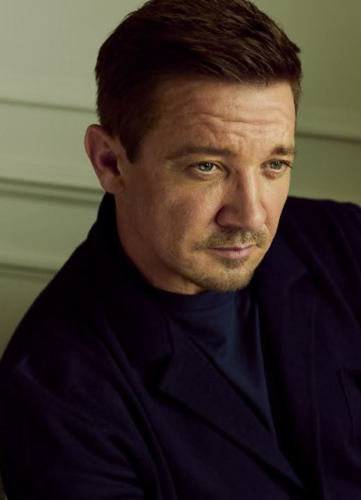 Jeremy Renner denies sending sexual messages to filmmaker