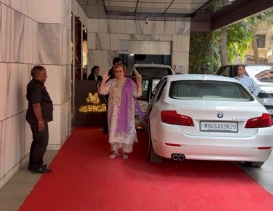 Bollywood veteran divas Rekha, Asha Parekh, Waheeda Rehman reunite for Helen's 87th birthday