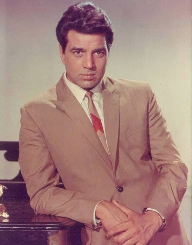 When the producer emptied his pocket to pay Dharmendra signing amount for first film