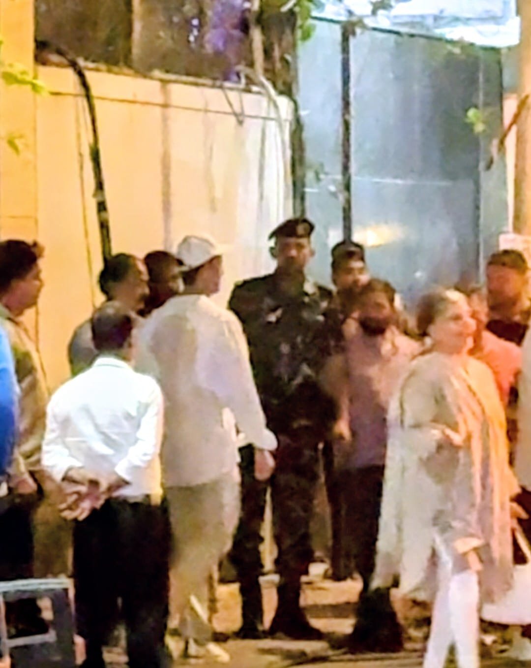 Hrithik Roshan, Rakesh Roshan extend support to the grieving Deol family after Dharmendra’s demise