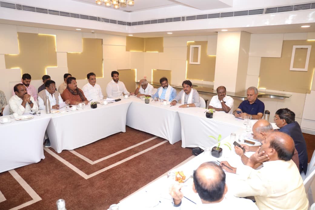 BJP, JD-S meeting vows to take on Cong in Belagavi Session; northern K'taka issues to be front-loaded