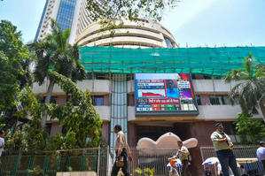 Sensex, Nifty trade flat amid consolidation phase
