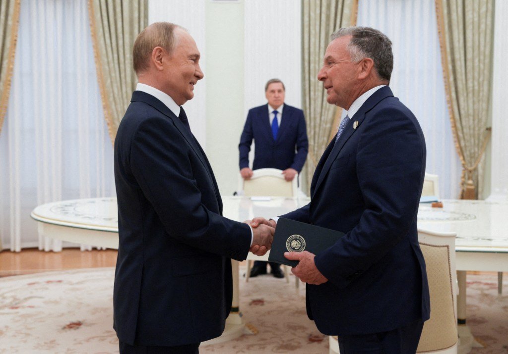 Russian President Vladimir Putin shaking hands with U.S. envoy Steve Witkoff.