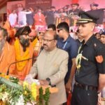 Bengal Guv likens Hindi to 'mother', English to 'midwife mother' at mega Gita recital event