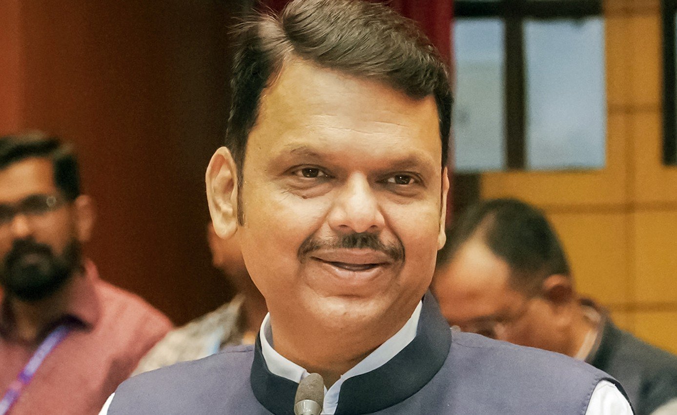 Maha CM says opportunity to understand democratic processes through Parliamentary study class