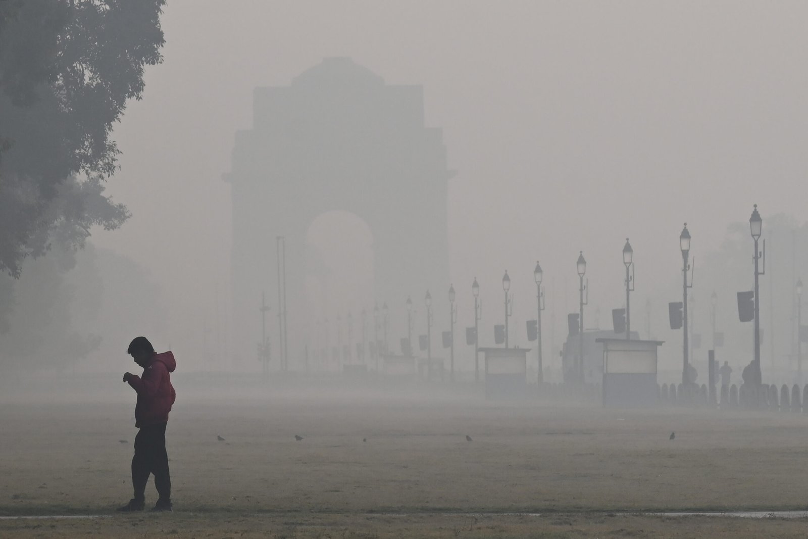 Heavy smog engulfs Delhi-NCR as air quality slips to 'very poor' category