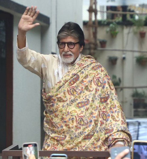Amitabh Bachchan apologises for late blog response; reveals was working till 5:30 AM