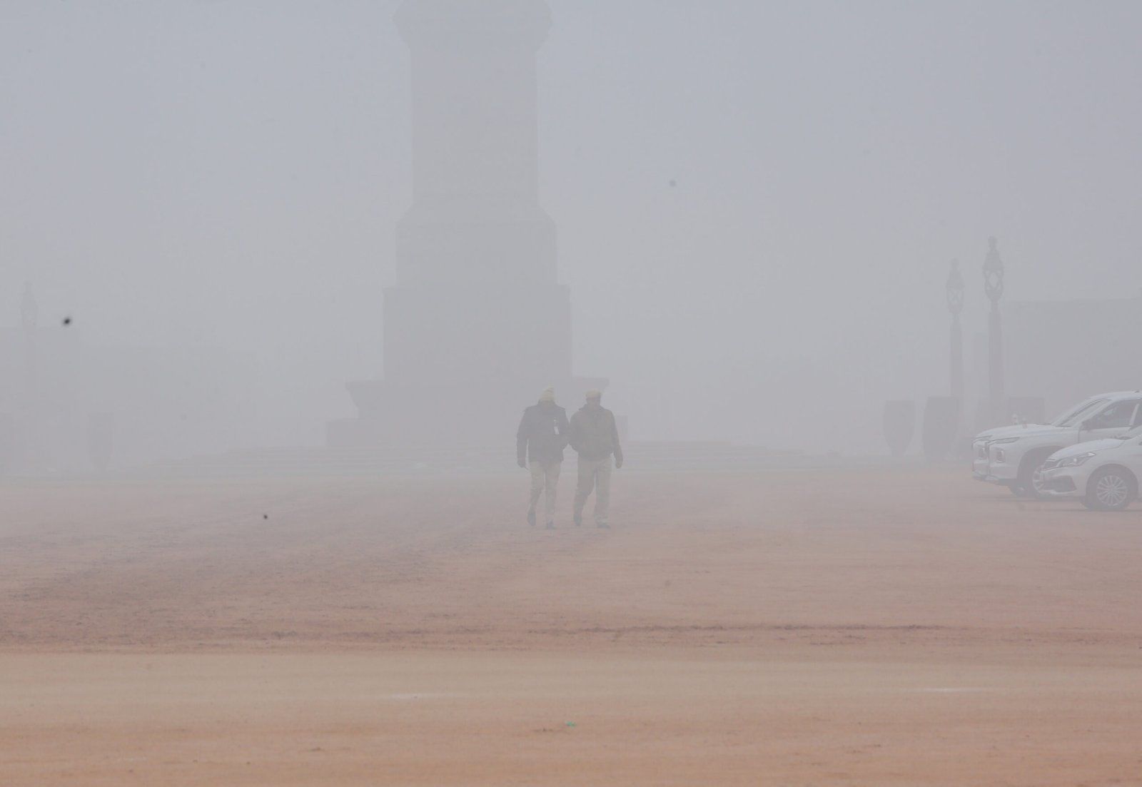 Delhi-NCR wakes up to thick smog as AQI slips back into 'severe' zone