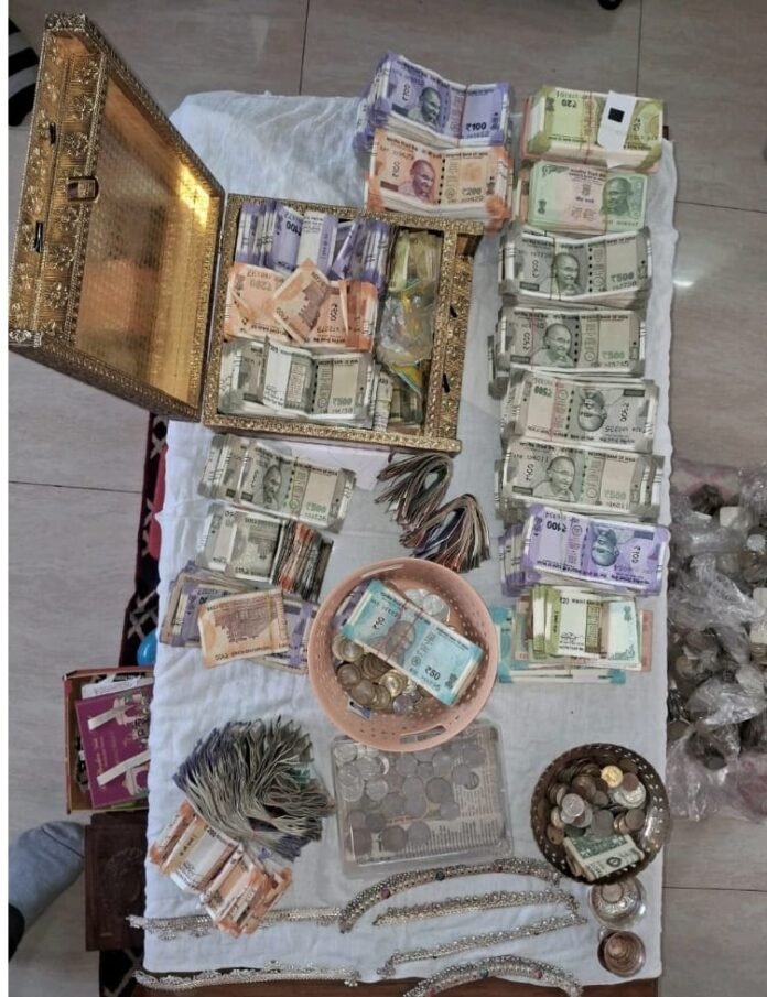 Karnataka Lokayukta raids four govt officers in DA case, properties valued at Rs 18.20 crore seized (Lead)