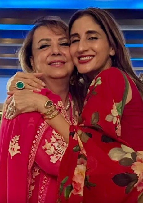 Farah Khan Ali shares how her mother Zarine Khan saved Sanjay Khan after fire injury