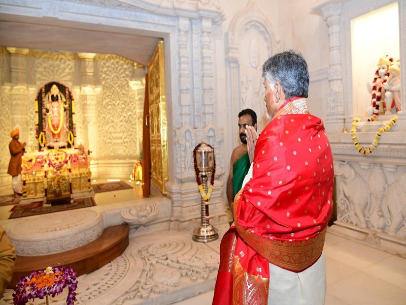 Andhra CM Chandrababu Naidu offers prayers at Ayodhya temple