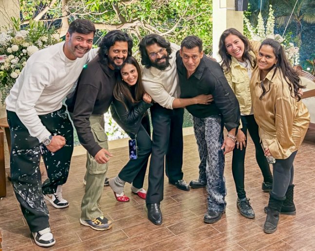 Riteish Deshmukh shares unseen picture from Salman Khan’s 60th birthday: All my favourites in one frame
