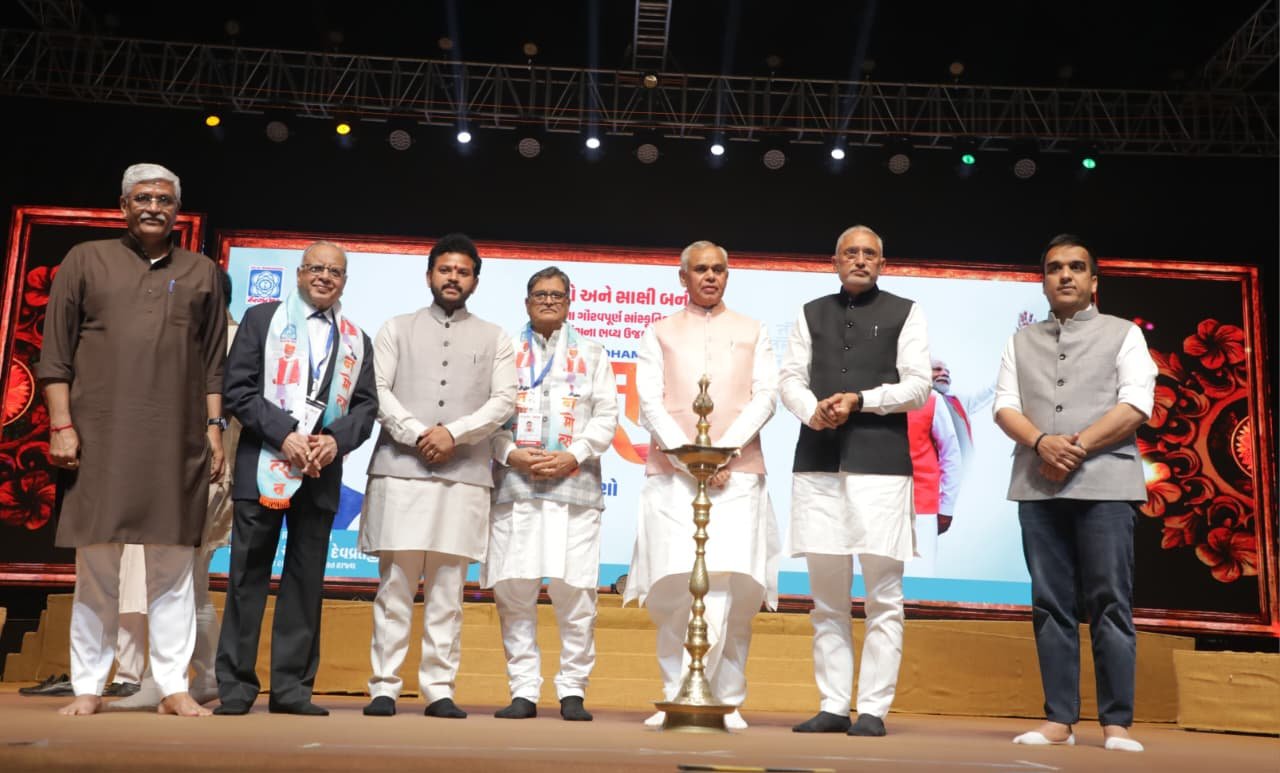 Gujarat Guv attends musical multimedia show 'Namotsav' based on PM Modi's life
