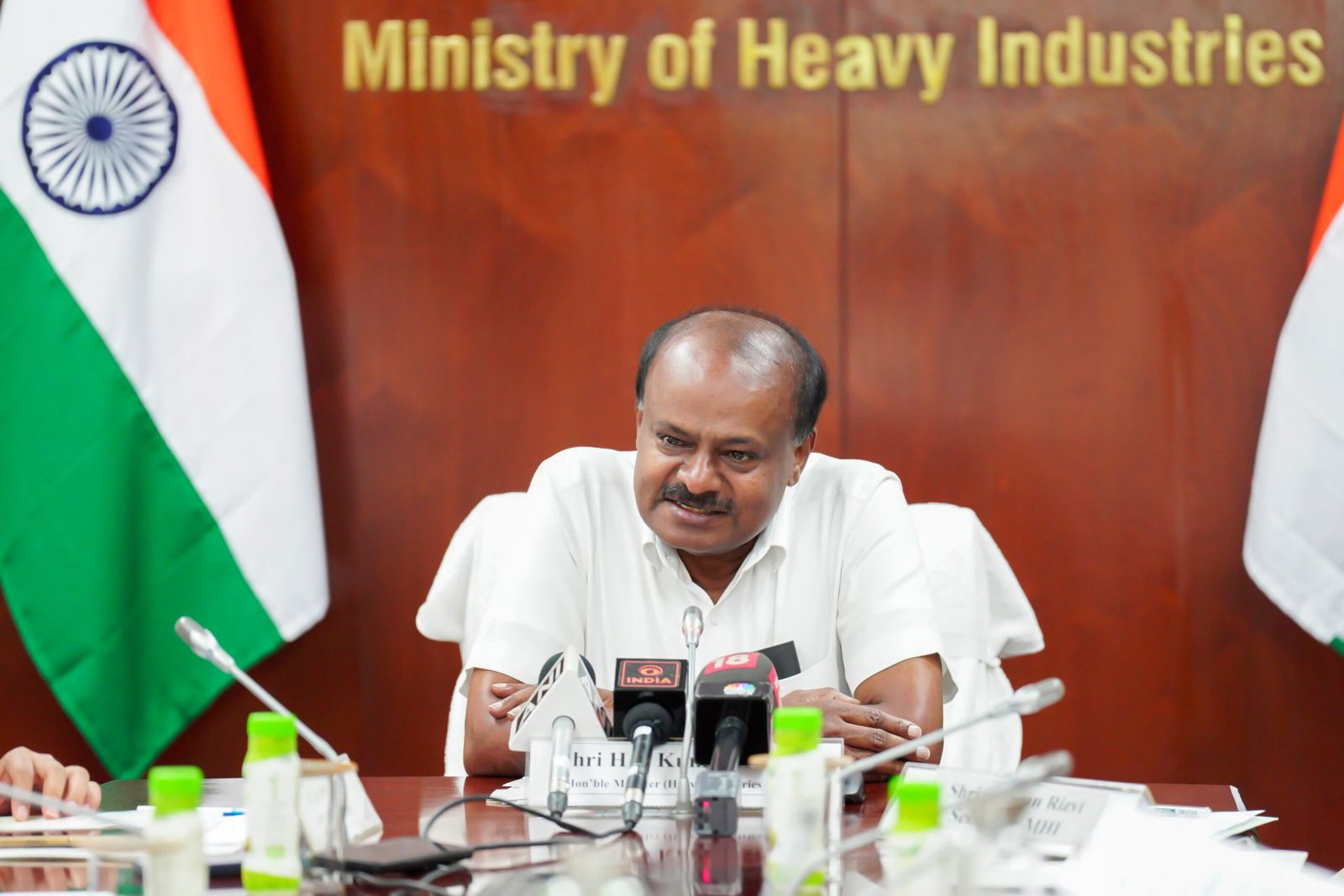 Municipal Commissioner abuse case: Kumaraswamy calls K'taka CS; BJP seeks arrest of Cong leader