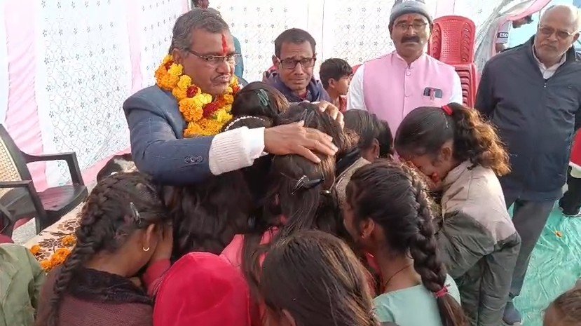 Emotional farewell in MP’s Rewa: Students break down as their beloved teacher retires