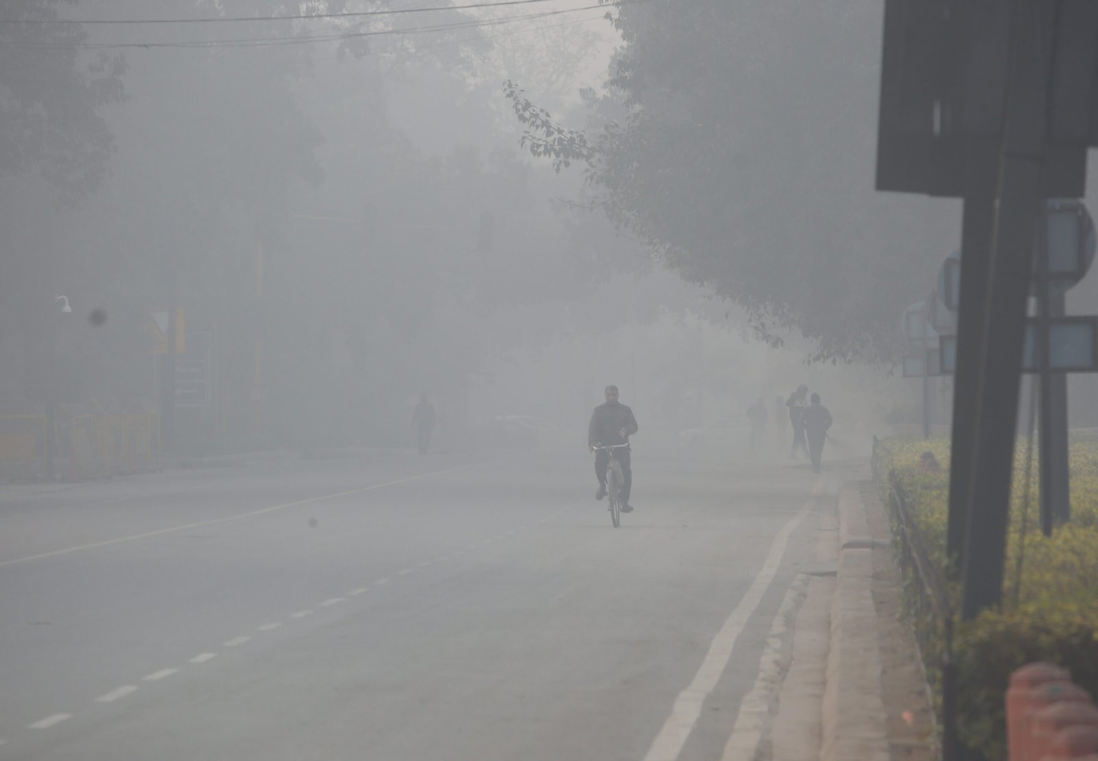 Delhi shivers as IMD warns of cold wave, AQI remains poor