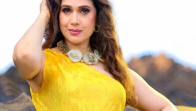 Meenakshi Seshadri revisits ‘Hero’, ‘Meri Jung’ memories during beach visit