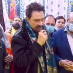 Kumar Sanu sings ‘Jab Koi Baat Bigad Jaaye’ in front of Premanand Maharaj