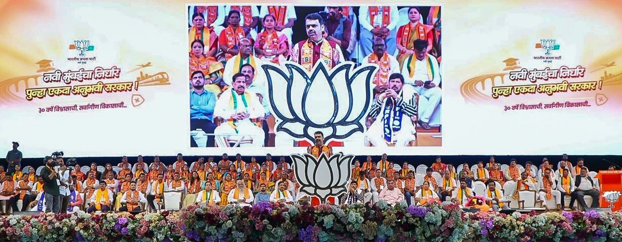 Maha CM castigates Thackeray brothers; challenges Uddhav Thackeray on Marathi language policy