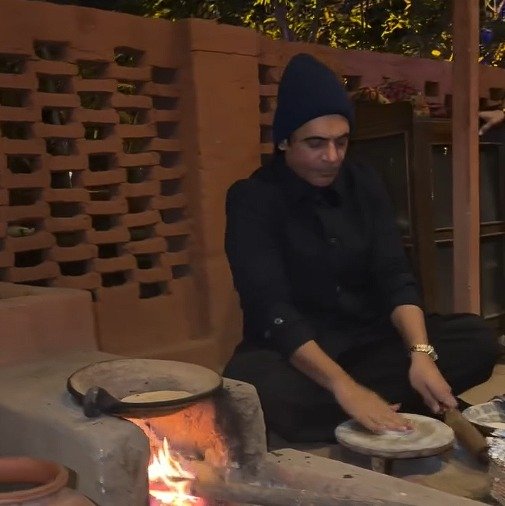 Sunil Grover makes roti on a ‘chulha’ like a pro