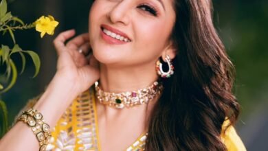 Bhagyashree shares life lesson using Kishore Kumar’s iconic song, encourages positive thinking 1 Bhagyashree shares life lesson using Kishore Kumar’s iconic song, encourages positive thinking