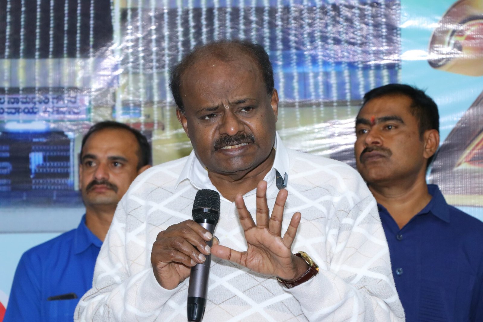 MLAs being threatened, law and order collapsed in Karnataka: Kumaraswamy