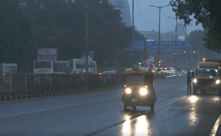 Delhi-NCR wakes up to chilly, rainy morning; air quality remains ‘very poor’ 8 Delhi-NCR wakes up to chilly, rainy morning; air quality remains ‘very poor’
