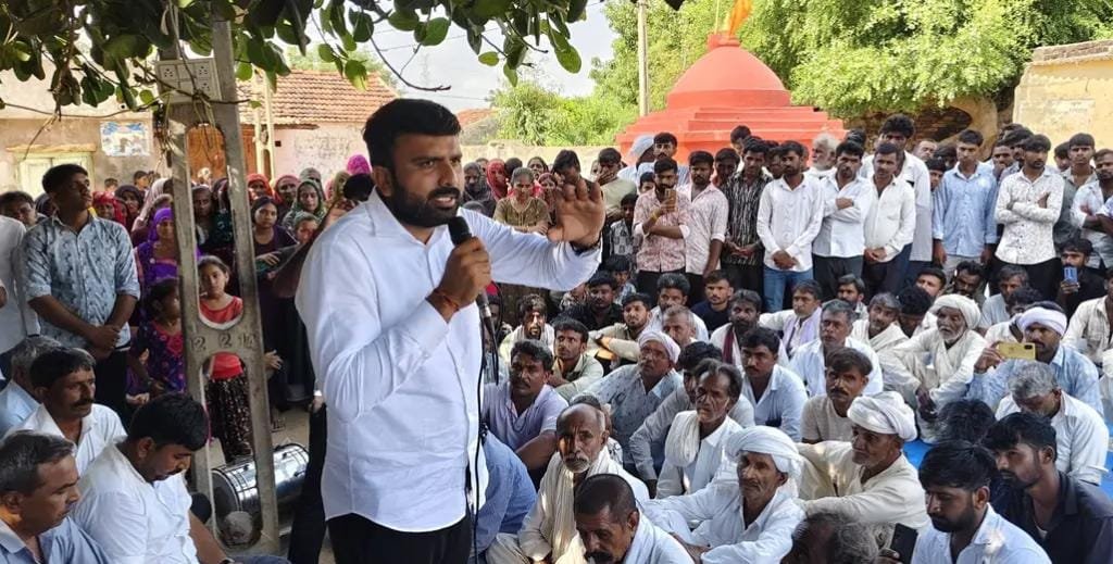 Gujarat court grants bail to AAP leaders in farmer–police clash case