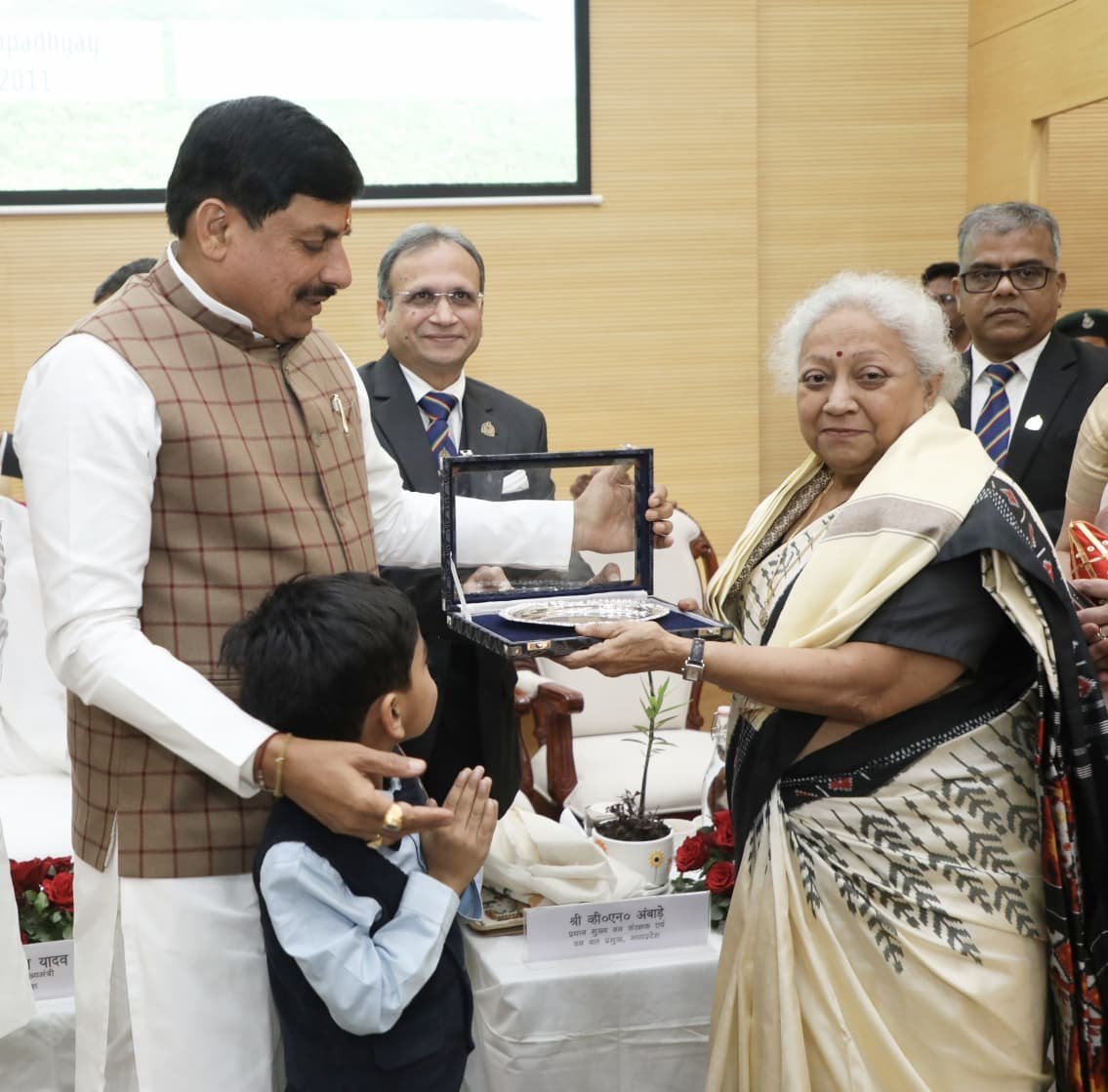 MP CM presents posthumous ‘Lifetime Achievement Award’ to ex-PCCF during IFS meet 2 MP CM presents posthumous ‘Lifetime Achievement Award’ to ex-PCCF during IFS meet