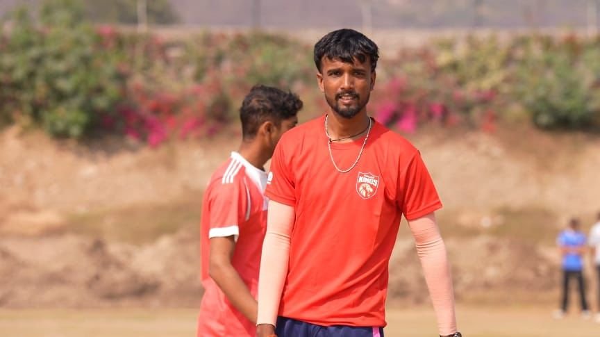 'If I take Kohli's wicket, I will touch his feet,' says PBKS new recruit Vishal Nishad 1 'If I take Kohli's wicket, I will touch his feet,' says PBKS new recruit Vishal Nishad