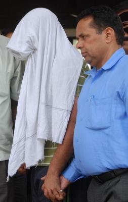 FDA clerk caught at Mantralaya by ACB accepting bribe of Rs 35,000